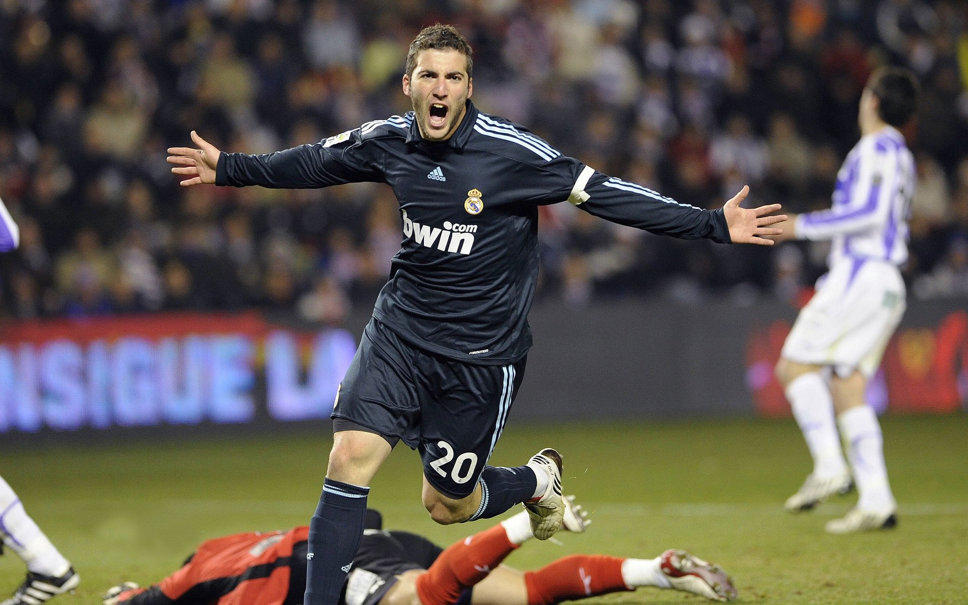 球星赛季首秀高分登场，球队气势如虹，赛季球员